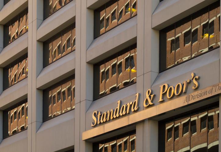 Με υποβάθμιση απειλεί την Κίνα η Standard & Poor's