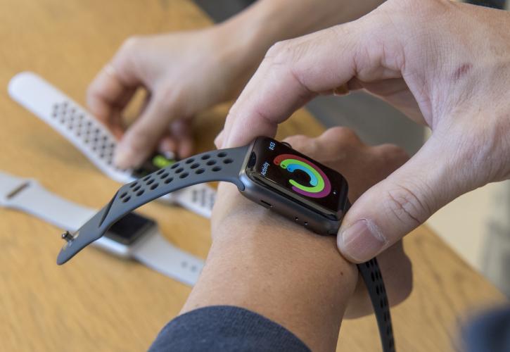 Apple: Μην δοκιμάζετε AppleWatch και Airpods λόγω κορονοϊού