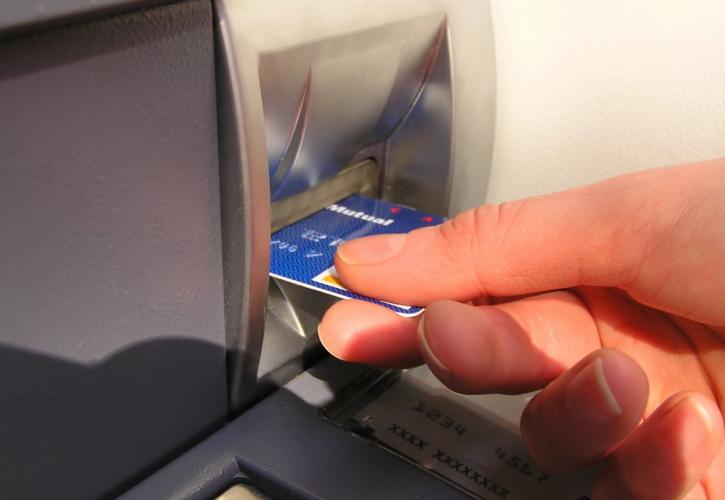 «Τσουχτερές» χρεώσεις στα ΑΤΜ για τις ξένες κάρτες