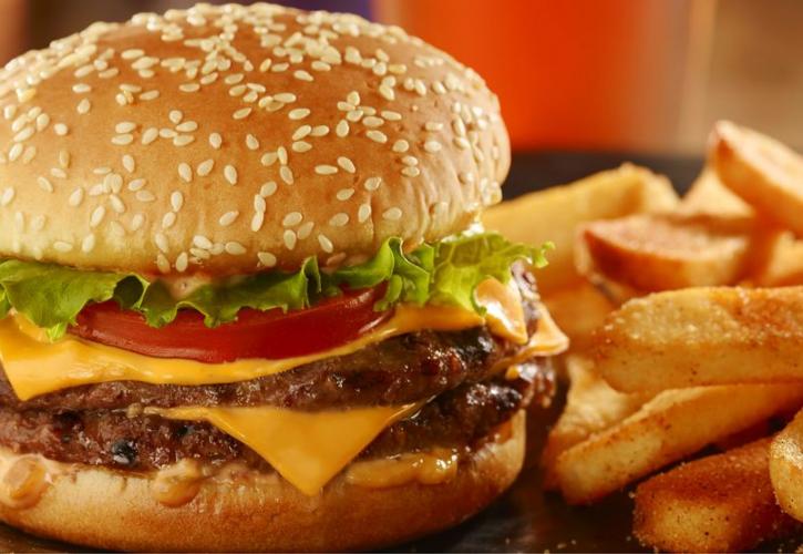 Φουντώνει η μάχη στην αγορά του burger