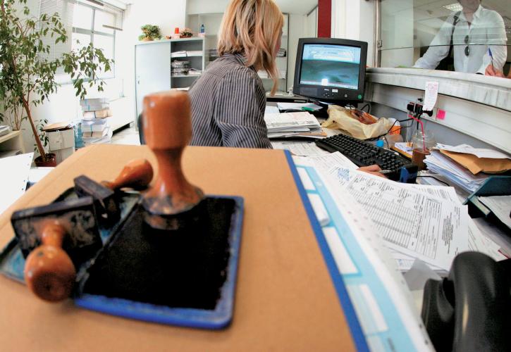 Στα «τάρταρα» οι μισθοί στο Δημόσιο: Αδικημένοι οι εργαζόμενοι υψηλών προσόντων - Καλοπληρωμένες οι γυναίκες