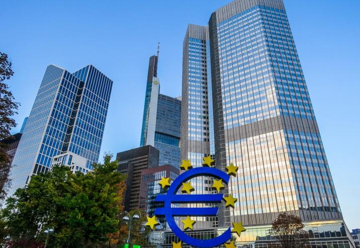 Τη νομισματική της πολιτική επανεξετάζει η ΕΚΤ