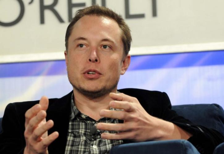 Ο Έλον Μασκ πούλησε μετοχές της Tesla αξίας σχεδόν 12 δισ. δολαρίων τον περασμένο μήνα
