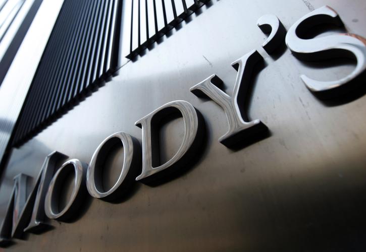 Bloomberg: Η αναβάθμιση της Ελλάδας από τη Moody's ανοίγει τον δρόμο για το τέλος της κρίσης χρέους