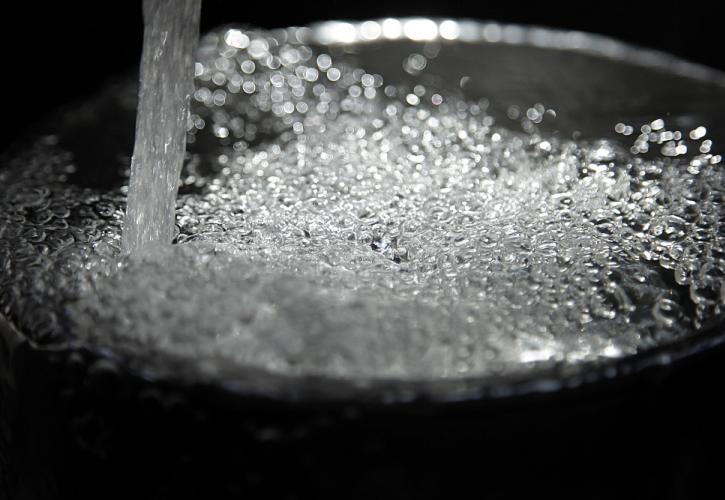 ΗΠΑ: Θεσπίζεται ανώτατο όριο στην παρουσία «παντοτινών χημικών» στο πόσιμο νερό βρύσης