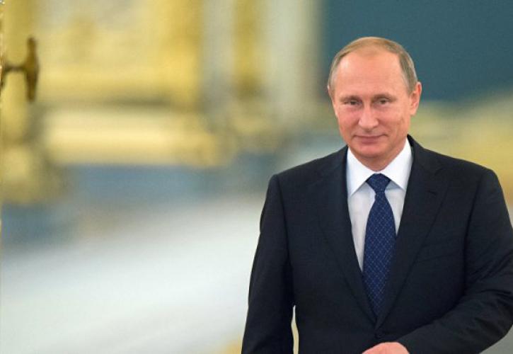 Ο Πούτιν δίνει δώρο smartphone σε όσους ψηφίσουν την Κυριακή