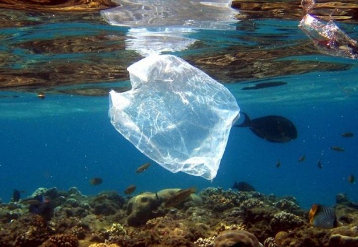 Ισπανία: Εκατομμύρια πλαστικά σφαιρίδια ξεβράστηκαν στις ακτές - Αγώνας δρόμου για τον καθαρισμό