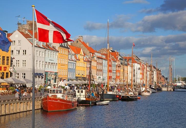 Η Δανία επανεισάγει ορισμένους περιορισμούς κατά του κορονοϊού