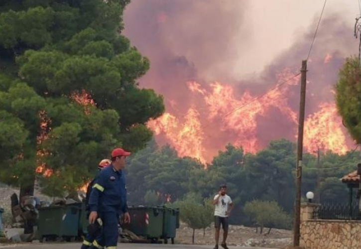 Ολονύχτια μάχη της Πυροσβεστικής στη Ζάκυνθο - Κάηκαν δύο σπίτια (vids)