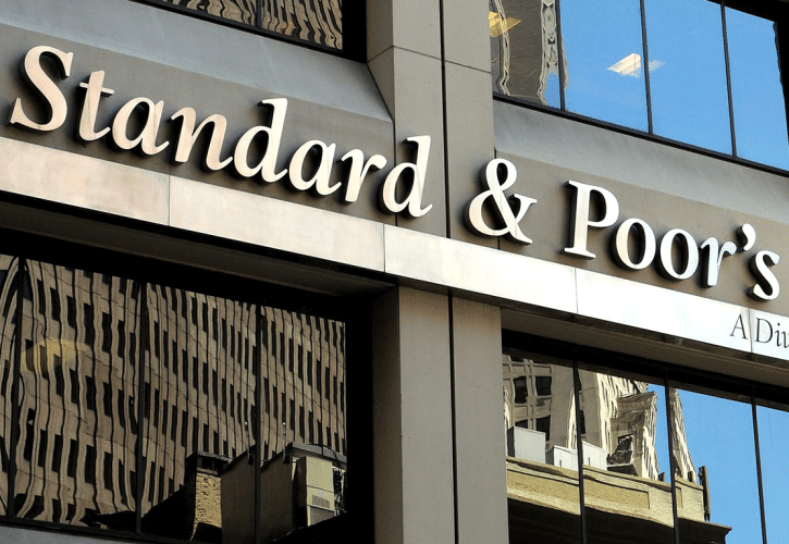 S&P: Αναβάθμισε και τις ελληνικές τράπεζες μετά την οικονομία