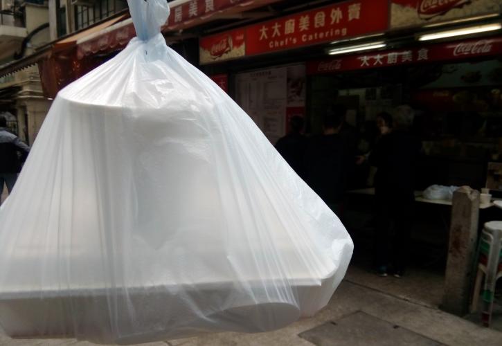 Η πλαστική σακούλα επανέρχεται ... δριμύτερη εν μέσω πανδημίας