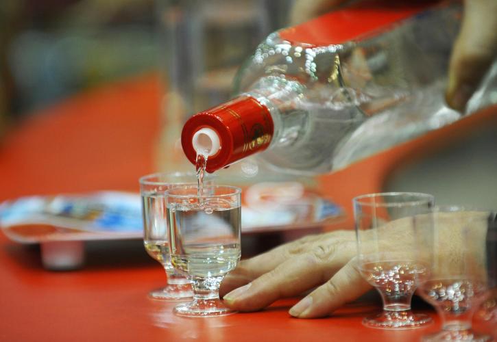 Ο κορονοϊός «χτυπά» και τη ρωσική βότκα