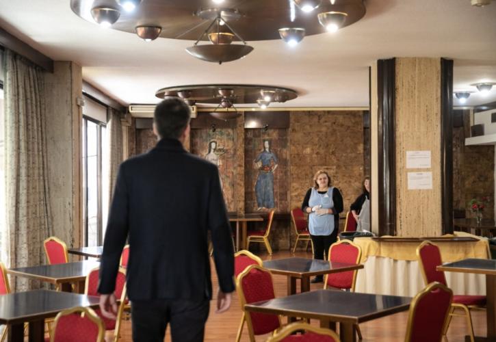 Δημ. Αθηναίων: Εορταστικά γεύματα σε οικογένειες και άστεγους και πασχαλινά δώρα στα παιδιά
