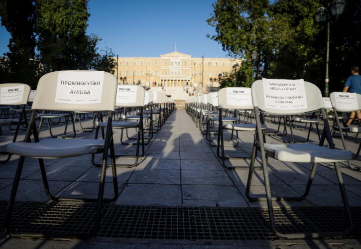 Με άδειες καρέκλες γέμισε το Σύνταγμα (pics)