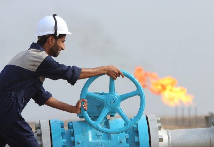 Πετρέλαιο: Υποχωρεί στα 26 δολάρια το βαρέλι, παρότι σήμερα τίθεται σε ισχύ η συμφωνία του ΟΠΕΚ