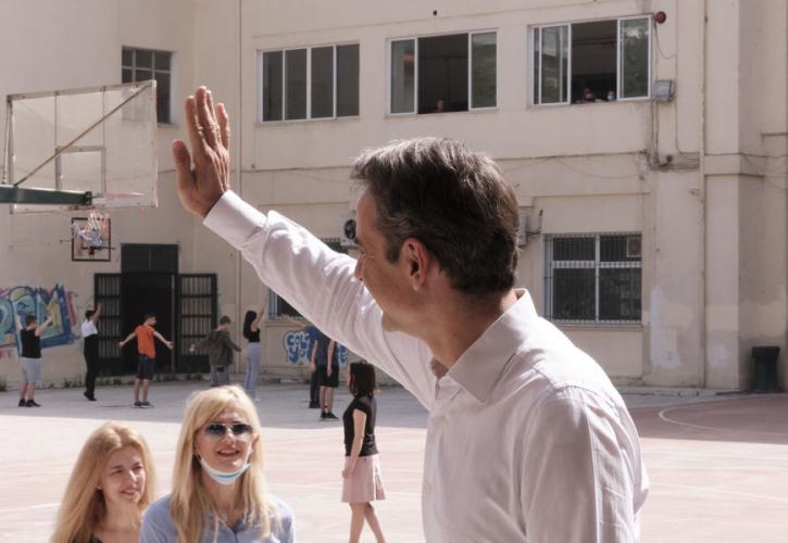 Μητσοτάκης σε μαθητές-εκπαιδευτικούς: Περάσατε όλοι με άριστα τις εξετάσεις υπευθυνότητας