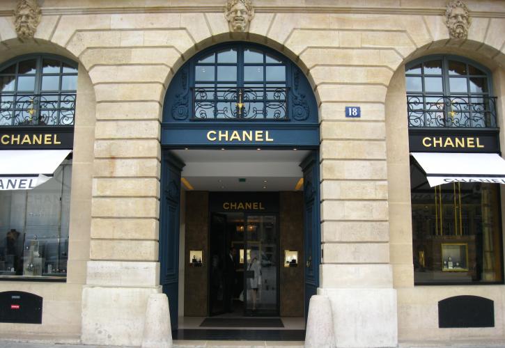 Chanel και Burberry φτιάχνουν ιατρικές μάσκες και στολές