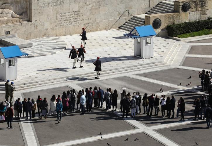 Τουρισμός: Αυξημένες οι αφίξεις, όχι όμως και τα έσοδα