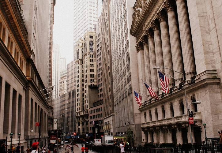 Στο «κόκκινο» η Wall Street - 300 μονάδες κάτω ο Dow Jones