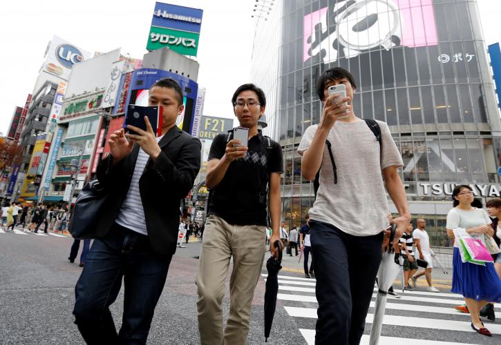 Στην Ιαπωνία απαγόρευσαν τη χρήση κινητών σε όσους περπατούν σε δημόσιους χώρους