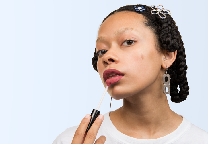 Μεγάλες εταιρείες καλλυντικών αναλαμβάνουν δράση κατά των φυλετικών διακρίσεων