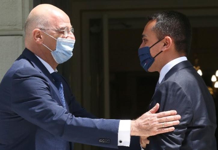 «Έπεσαν» οι υπογραφές για τη χάραξη ΑΟΖ μεταξύ Ελλάδας και Ιταλίας