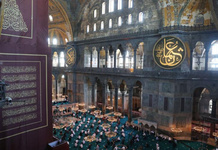 Στην Αγιά Σοφιά ο Ερντογάν - Πλήθος κόσμου στην πρώτη λειτουργία ως τζαμί