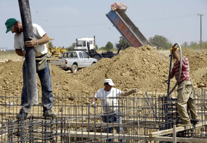 Τι προβλέπει η τροπολογία για υλικά, χρονοδιαγράμματα και πριμ 5% -«Πήρε» ΦΕΚ η αναθεώρηση τιμών δ' Τριμήνου 2021