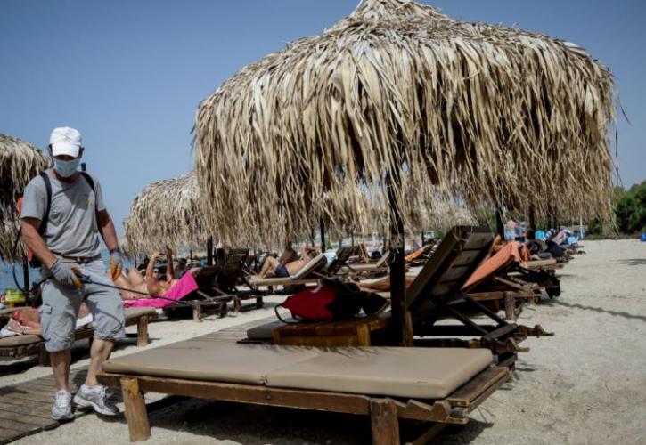 Διεθνή ΜΜΕ: Η Ελλάδα επιστρέφει στις παραλίες κρατώντας τις αποστάσεις ασφαλείας