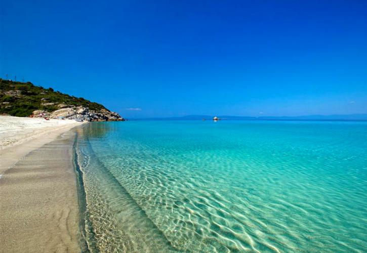 «Σάρωσαν» τις Γαλάζιες Σημαίες οι ελληνικές παραλίες