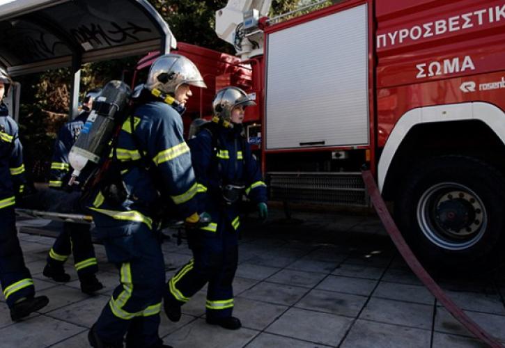 Yπό μερικό έλεγχο η πυρκαγιά σε κτίριο στη Νίκαια (upd)