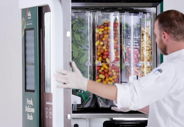 Η πανδημία έφερε την... Sally να σερβίρει σαλάτες (vid)