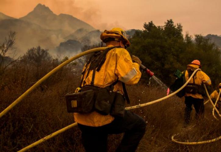 Μεγάλη φωτιά καίει τη νότια Καλιφόρνια - 7.800 άνθρωποι εγκατέλειψαν τα σπίτια τους