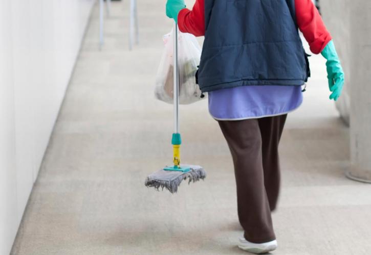 Οι δήμοι θα προσλαμβάνουν πλέον τις σχολικές καθαρίστριες- Τι αλλάζει για τους σχολικούς τροχονόμους