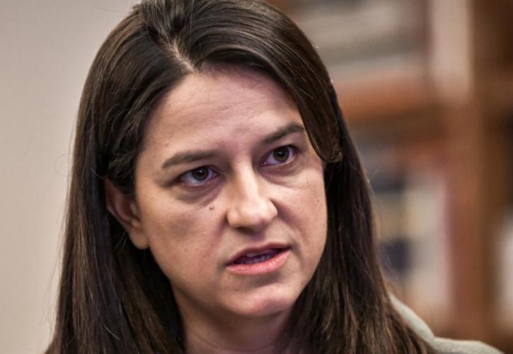 Κεραμέως: Για να σταματήσουν οι γυναικοκτονίες, όλα ξεκινούν από την Παιδεία