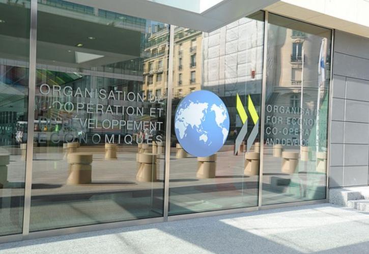 ΟΟΣΑ: Ανεβάζει τις εκτιμήσεις για την παγκόσμια ανάπτυξη - «Παγίδες» από τα υψηλά επιτόκια