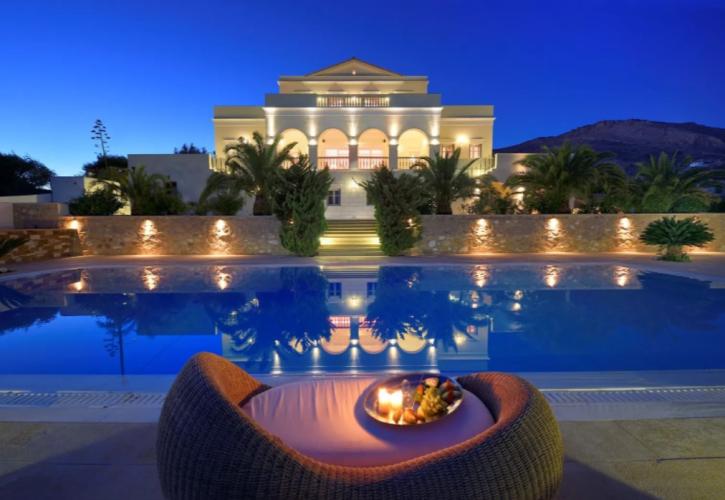 Majestic Ambience: Πωλείται η εντυπωσιακή βίλα των 3,5 εκατ. στη Σύρο