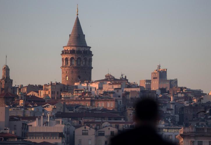 Τουρκία: «Bank runs» και capital controls αναμένει η Société Générale, με τη λίρα σε ελεύθερη πτώση