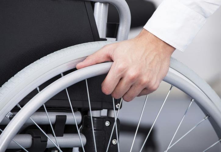 Τι αλλάζει στις αναπηρικές συντάξεις με το μίνι ασφαλιστικό - Έρχονται ψηφιακά ΚΕΠΑ και κάρτα αναπηρίας