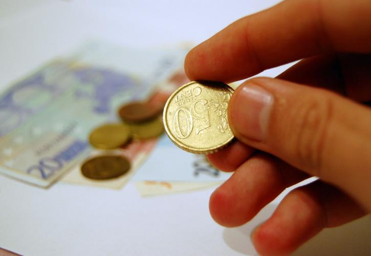 Σε υψηλά δύο ετών «σκαρφαλώνει» το ευρώ