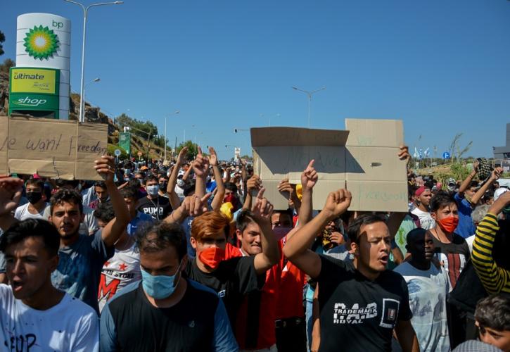 Διαδηλώσεις προσφύγων και μεταναστών στη Μυτιλήνη