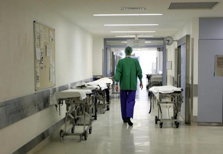 Κορονοϊός: Πέρασαν την «κόκκινη γραμμή» τα κρούσματα – «Τσίμπησαν» ήδη οι νοσηλείες