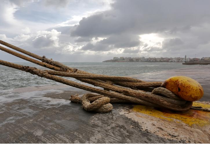 Παμπειραϊκή 24ωρη απεργία - Δεμένα τα πλοία στον Πειραιά