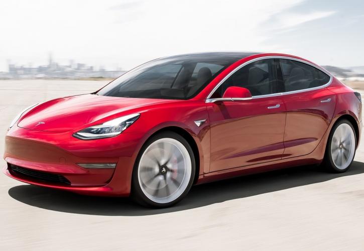 Στον «πάγο» η παραγωγή αυτοκινήτων Tesla