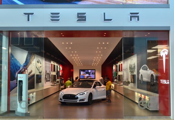 Η Tesla με όλη τη γκάμα της στο Golden Hall στο Μαρούσι