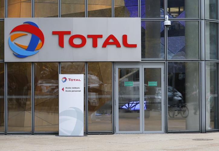 Total: Ο πετρελαϊκός γίγαντας επενδύει στα ηλεκτρικά οχήματα