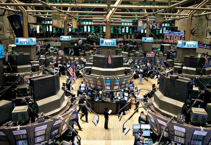 Στο «κόκκινο» έκλεισε η Wall Street τη  Πέμπτη