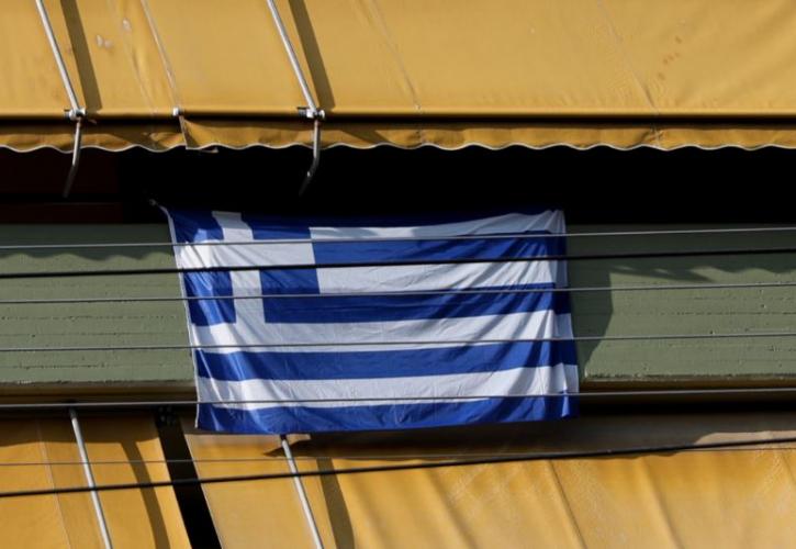 Κατακόρυφα αυξήθηκαν οι πωλήσεις σε ελληνικές σημαίες για το σπίτι