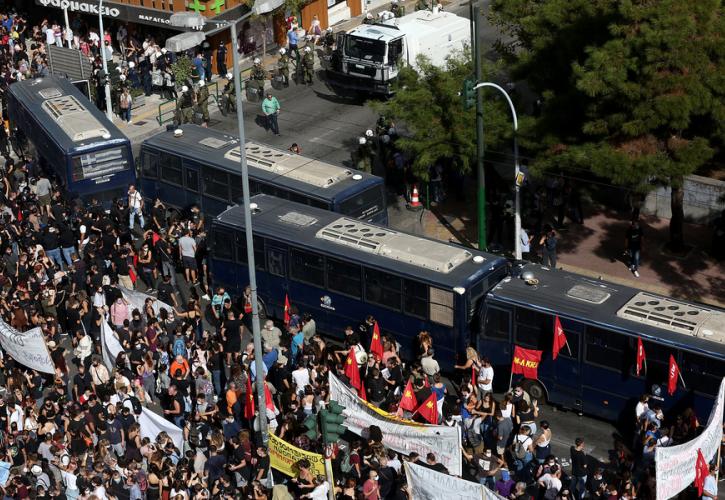 Ένταση έξω από το Εφετείο - Πετροπόλεμος και χημικά (vid)