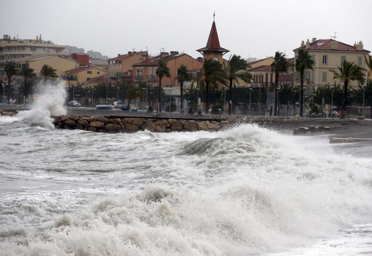 Γαλλία: Δύο νεκροί και 53.000 νοικοκυριά χωρίς ρεύμα μετά το σφοδρό κύμα κακοκαιρίας